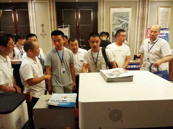 直讀光譜儀產品一出場就吸引了眾多鑄造行業專家的目光。