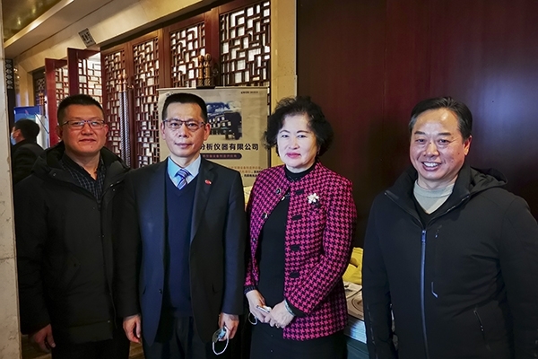 中國鑄造協會秘書長張志勇，天津鑄鍛行業協會秘書長王繼英蒞臨創想儀器展位前參觀指導