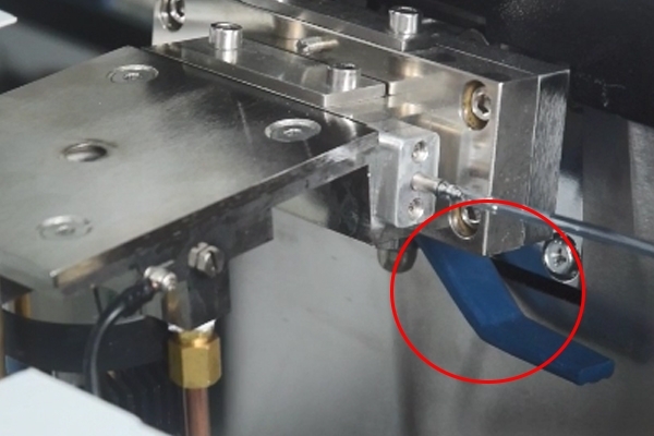 清洗透鏡拿出來前，一定要關閉球閥，否則造成真空倒吸