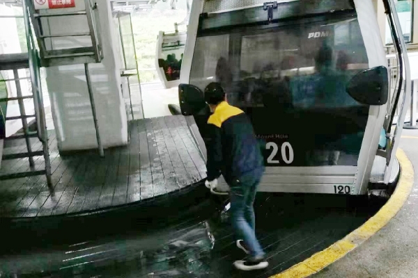 索道的美景蒙上白霧，工作人員不斷清理